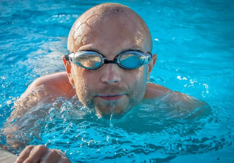 Hvornår åbner Frederiksberg Svømmehal i weekenden?